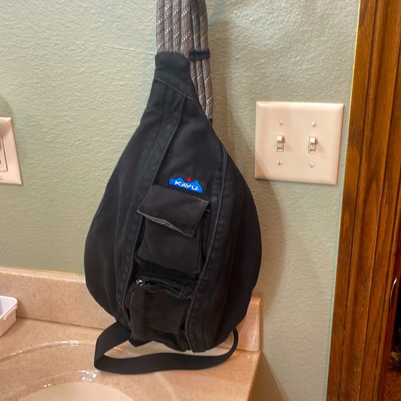 Black Kavu Sling Bag - Picture 1 of 4